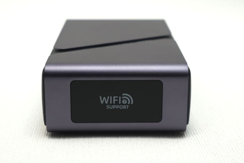製品側面にWi-Fi 7のロゴ。ThunderboltドックとWi-Fi 7とはなんの関係が？というところに引っかかって、「分解して確認しろ」という神のお告げが聞こえた気がしたので分解した