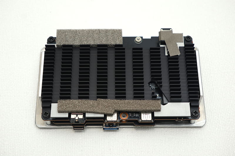 上部LED光拡散用パーツを外せば基板を取り出せる。いきなり超大型ヒートシンクがお出迎え