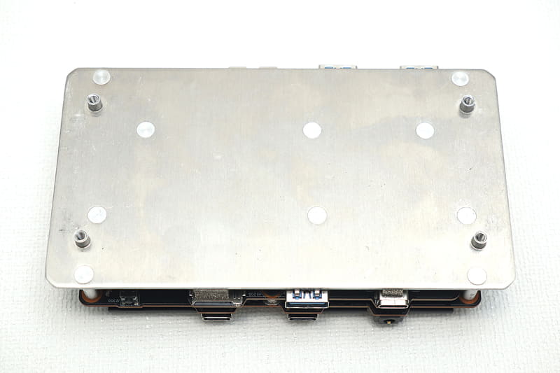 底面も厚みがかなりある放熱板で覆われている。ヒートシンク側のネジを外せばこちらも外せる