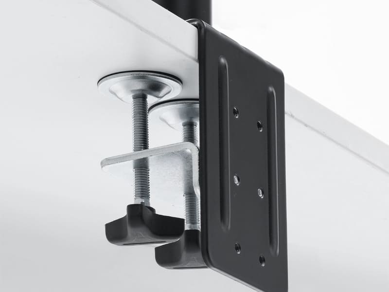 デスクにはクランプで固定