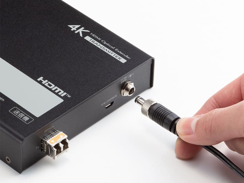 スクリュー固定式のDCプラグ