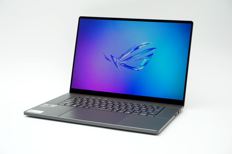 ASUSの薄型ゲーミングノートPC「ROG Zephyrus G16 GU605CX」(型番 : GU605CX-U9R5090)。直販価格は73万9,800円