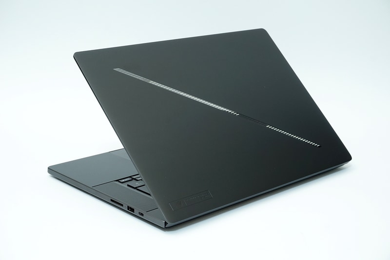 ROG Zephyrusシリーズは薄型軽量ハイエンドが特徴だ