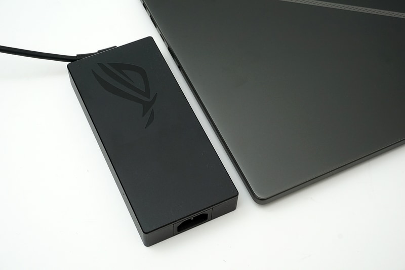 ACアダプタは専用のコネクタで240Wの出力。ノートPCとしては大出力だがRTX 5090を動かすにはやや物足りない