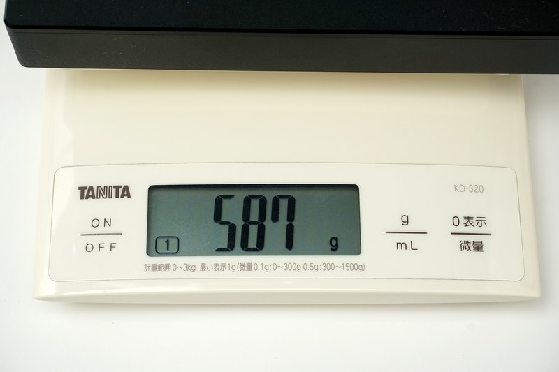 ACアダプタの重量は実測で587g