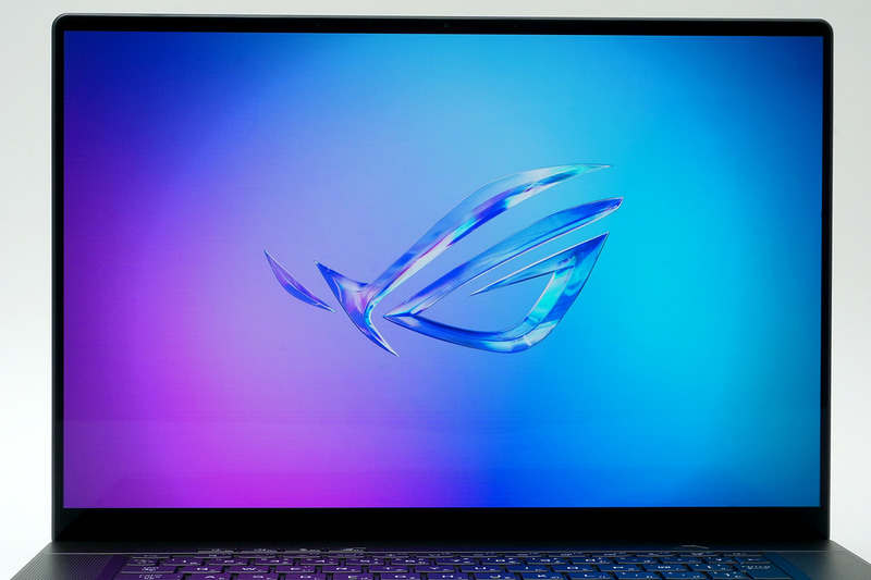 ディスプレイは16型の有機ELパネルを搭載。解像度は2,560×1,600ドット、リフレッシュレートは240Hz