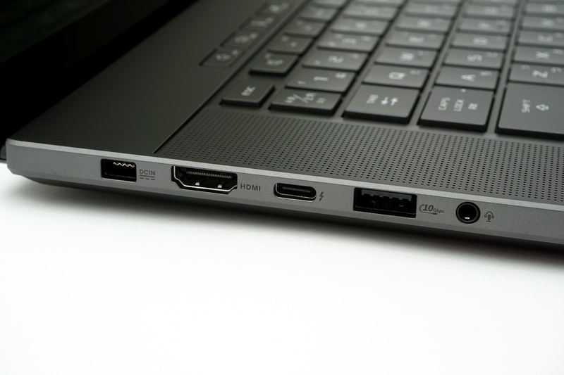 左側面はThunderbolt 4、HDMI出力、USB 3.2 Gen 2、ヘッドセット端子