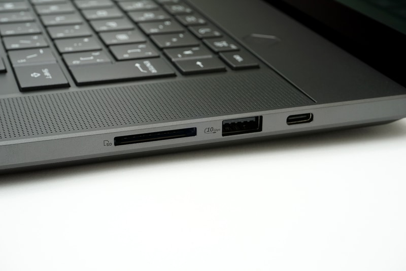 右側面はSDカードスロット、USB 3.2 Gen 2、USB 3.2 Gen 2 Type-C