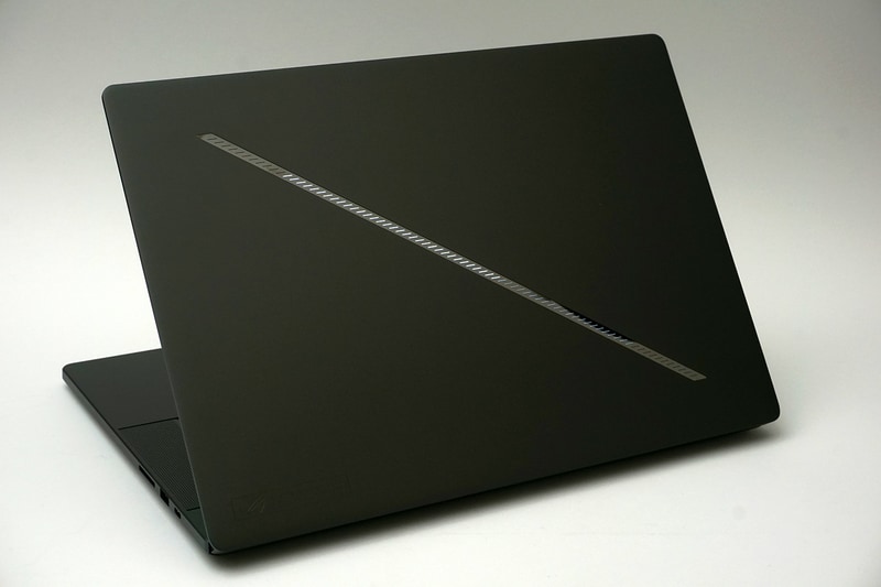 背面にスラッシュライティングを備えているのも特徴的。15種類のアニメーションが標準で用意されている