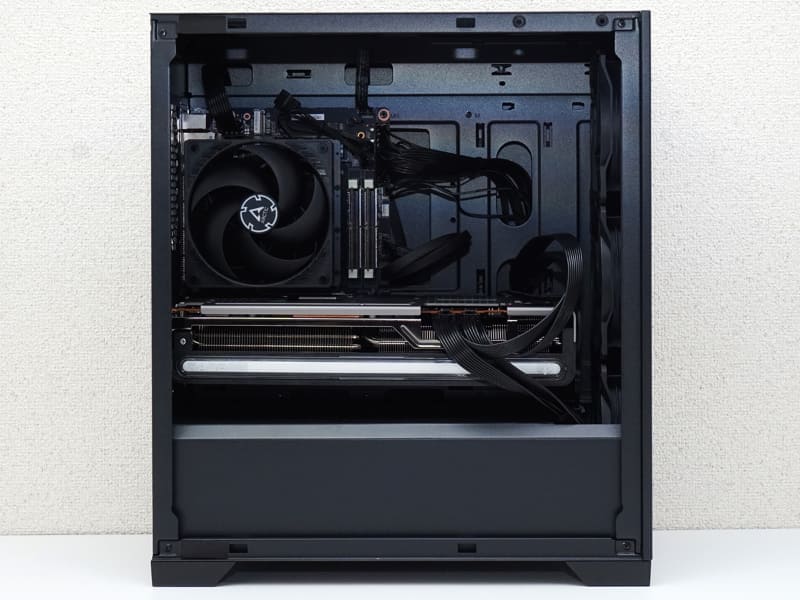 ビデオカードまわりは若干窮屈な印象を受けるが、組み込み作業の難所はない