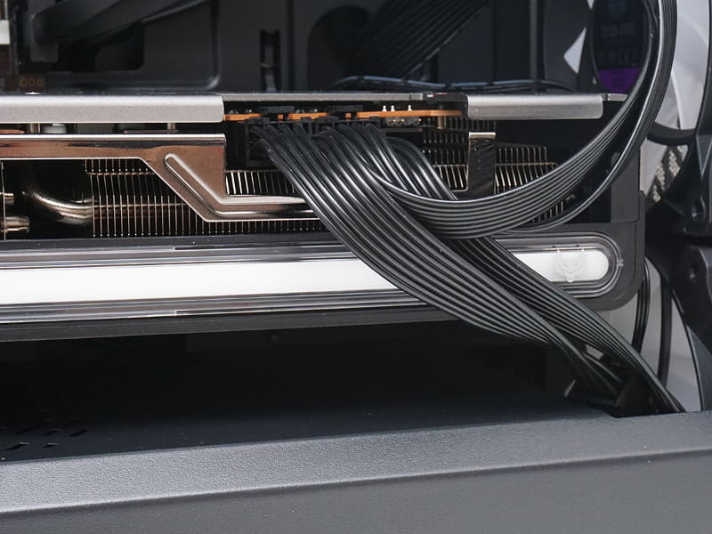 ビデオカードと電源ユニットカバーの隙間はかなり狭い