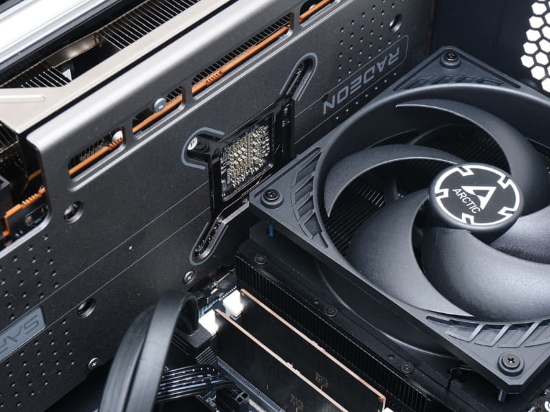 CPUクーラーとGPU背面位置がかなり近い