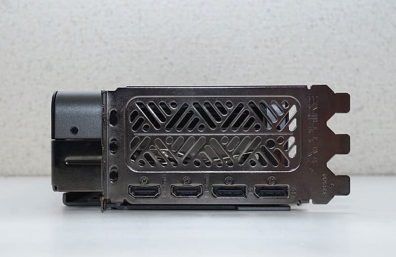 モニター出力端子はDisplayPortが2基、HDMIが2基の構成。3スロット分を丸々使う分厚いGPUクーラーを装備