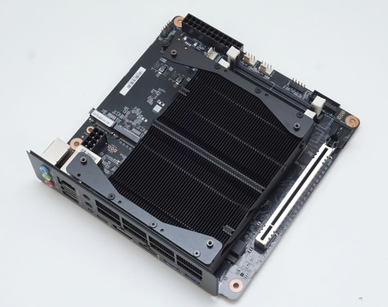 MINISFORUMの「BD790i SE」。大型のヒートシンクでマザーボードが覆われている
