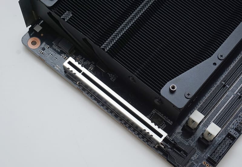 PCI Express 4.0 x16(BD795i SEでは5.0になる)対応拡張スロットを装備し、ビデオカードを組み込んでグラフィックス性能を強化できる