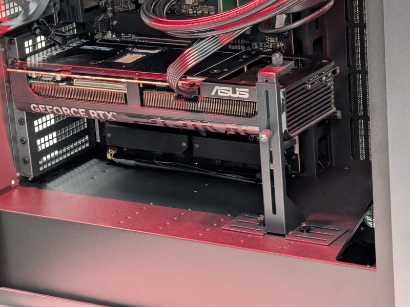 長さ、高さ、厚みの違うさまざまなビデオカードに対応するビデオカードホルダー