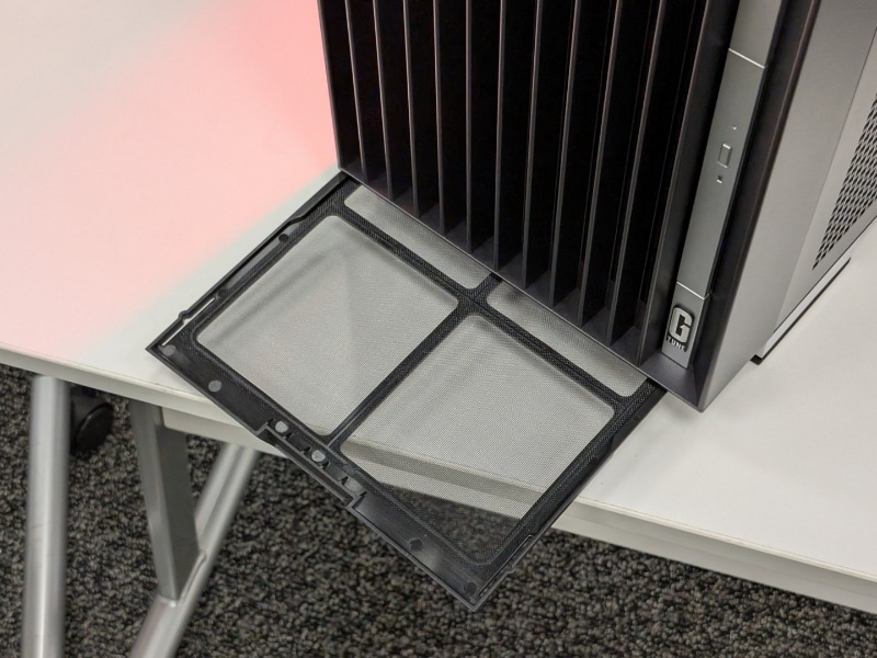 底面フィルタは前面からスライド式に着脱できる