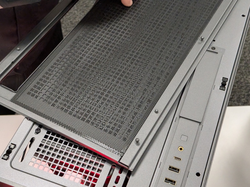 パンチング仕様の天面カバーを外すと、その裏にマグネット式フィルタ