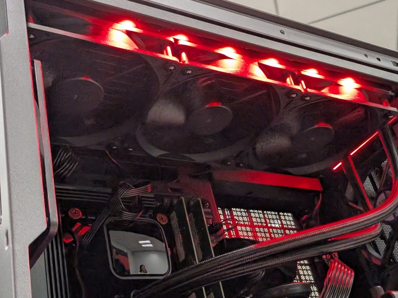 天板パネル裏も12cm角×3面(36cmクラスの簡易水冷CPUクーラーで使用)