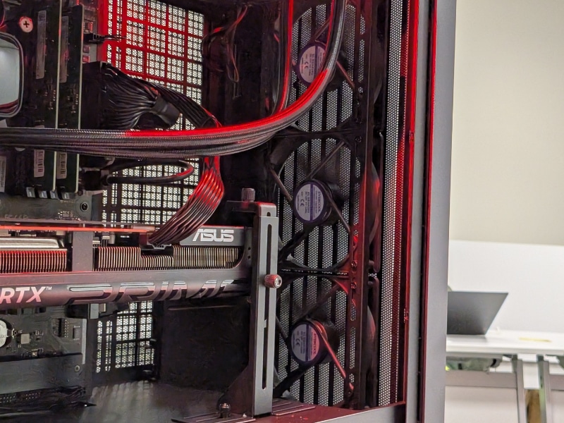 前面パネル裏に12cm角×3面(36cmクラスのラジエータにも対応)