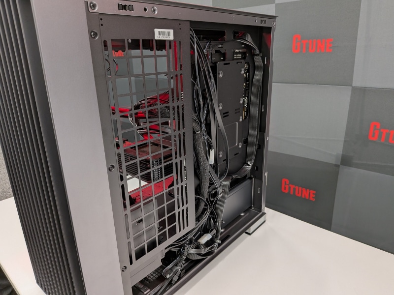 底面に電源チャンバーを設けている。ATX 3.1準拠電源はケーブルも太く、これを収めるために裏面配線スペースを拡大しているとのことだ