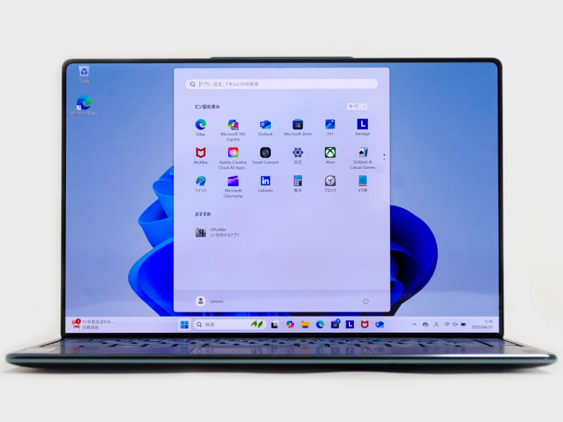 前面。縁がかなり細い。ただ上の二隅はパネルにRがついており若干欠ける。Webカメラはパネル内にあるが一般的なホール式ではない(後述)