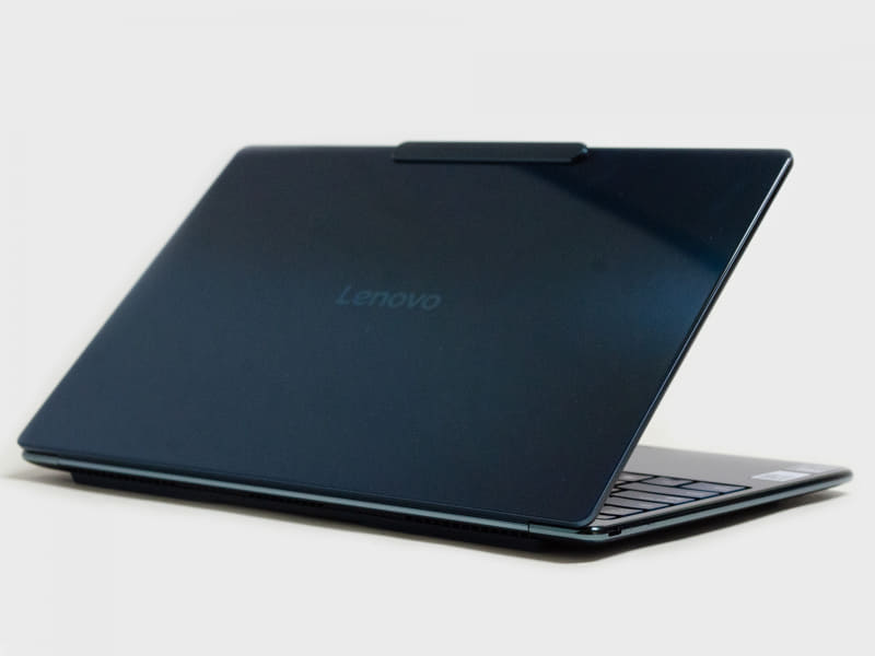 背面。中央にLenovoのロゴ、カメラユニット部分が出っ張っている
