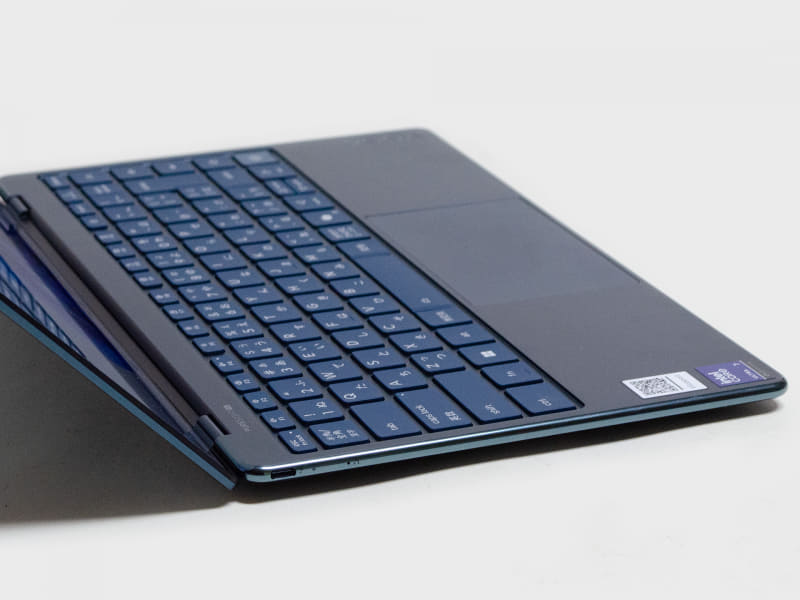 左側面。Thunderbolt 4を搭載