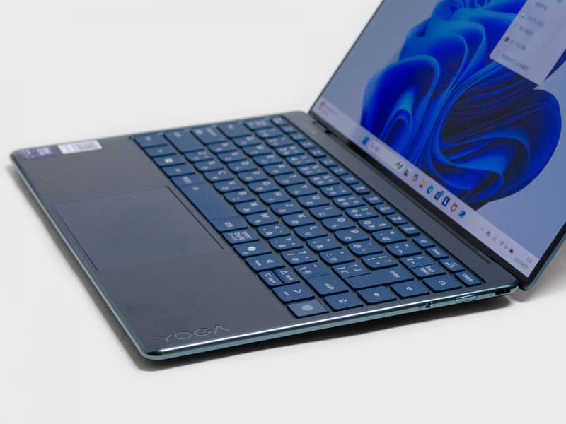 Thunderbolt 4、電源ボタン、プレイベートシャッターON/OFF