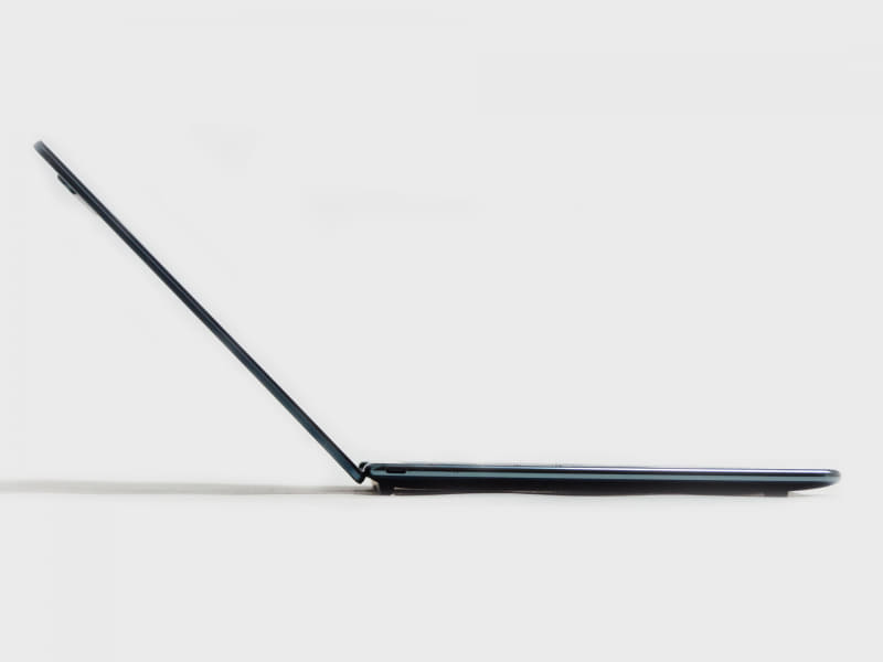 側面から。Thunderbolt 4のコネクタから薄いのが分かる。パネルの傾きはこれが最大
