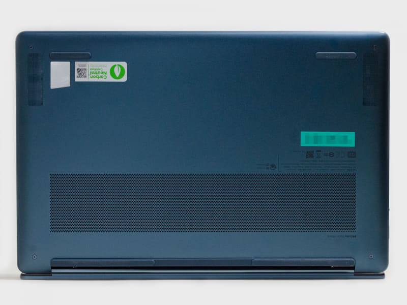 裏。手前左右にスピーカー用のメッシュ。後ろ側のメッシュは負荷をかけると結構風が出る