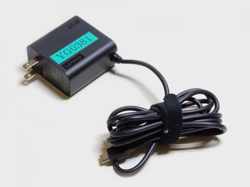 付属のACアダプタ。サイズ約55×55×27mm、重量 180g、65Wタイプ