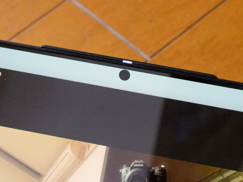 カメラアプリを起動した時だけホールができる。この時、画面キャプチャを撮ってもホールはない