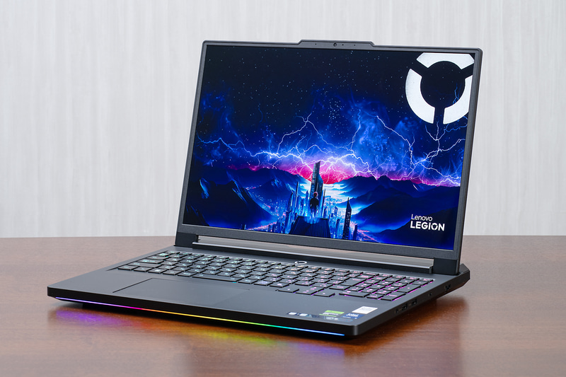 レノボの16型ゲーミングノート「<a href="https://www.lenovo.com/jp/ja/p/laptops/legion-laptops/legion-7-series/legion-pro-7i-gen-10-16-inch-intel/len101g0039" class="nc" data-ipc-count="main-content-link" target="_blank">Legion Pro 7i Gen 10</a>」。今回検証したGeForce RTX 5080 Laptop GPUを搭載するモデルの直販価格は59万7,740円