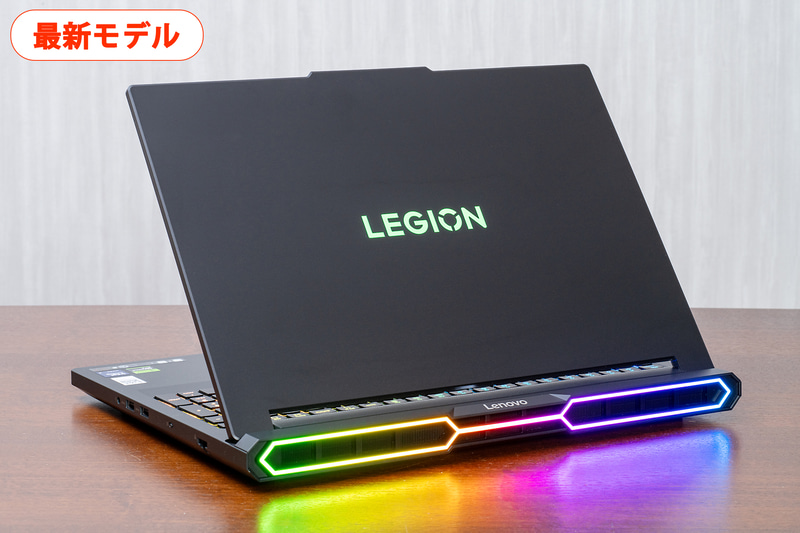 <a href="https://www.lenovo.com/jp/ja/p/laptops/legion-laptops/legion-7-series/legion-pro-7i-gen-10-16-inch-intel/len101g0039" class="nc" data-ipc-count="main-content-link" target="_blank">Legion Pro 7i Gen 10</a>の背面。排気を集中させることでキーボード部分の温度が上がらないようにし、前面側の動作音を小さくしている