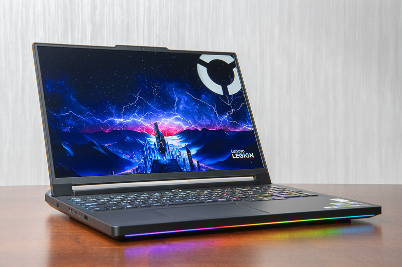 本体、ディスプレイ、キーボード、Webカメラ、スピーカーなどがオールインワンでそろっているのがノートタイプ最大のメリット