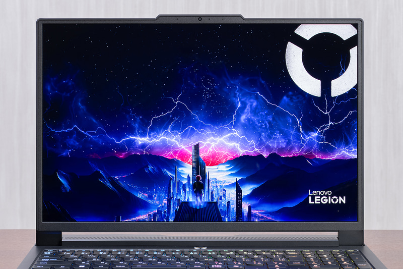 ディスプレイは16型で解像度は2,560×1,600ドット。DisplayHDR True Black 1000をサポートする「Lenovo Puresight OLED Gaming Display」を採用しており、最新のLegionシリーズではこの高性能ディスプレイの搭載が進む模様だ