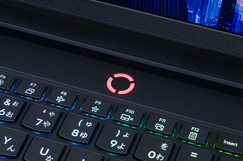 「Fn」キーと「Q」キーを押すごとに動作モードが変わる。電源ボタンが青く光れば静音、白がバランス、赤がパフォーマンスモードだ