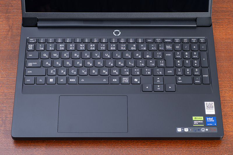 キーボードは日本語配列だ。矢印キーが大きめなのがポイント