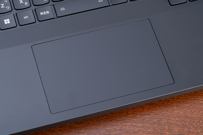 タッチパッドは大きめ。ボタンの凹凸がないタイプだ