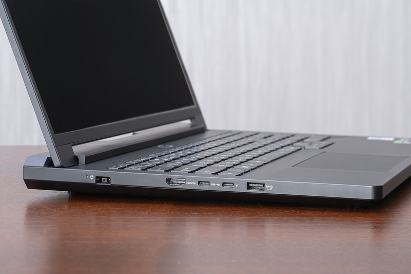 左側面にHDMI出力、Thunderbolt 4、USB 3.2 Gen 2 Type-C(DP対応)、USB 3.2 Gen 2