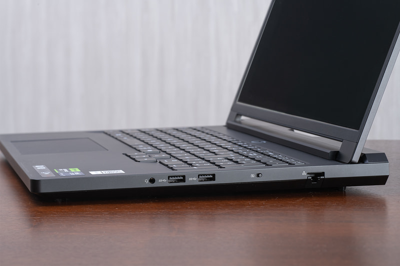 右側面に2.5Gの有線LAN、USB 3.2 Gen 1 2基、ヘッドセット端子