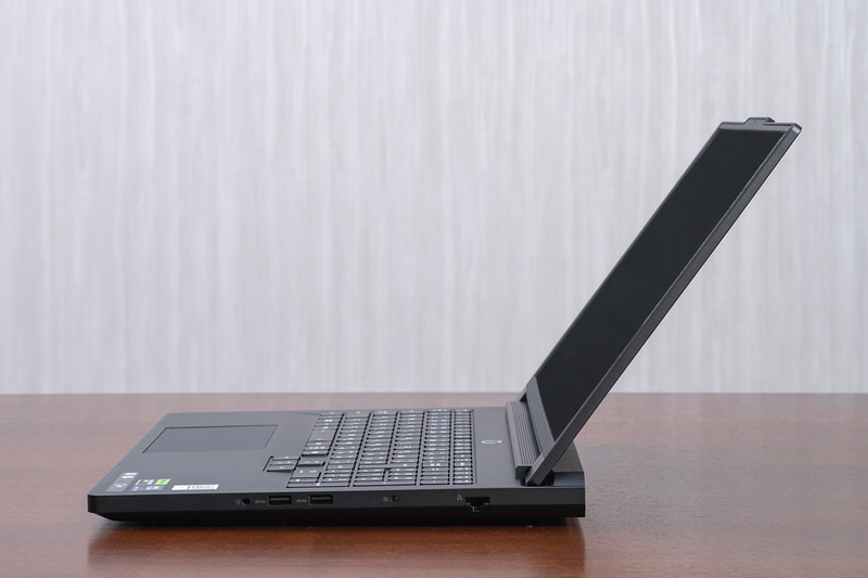 ディスプレイを大きく開いてもスペースを取らない。ゲーミング環境をどこにでも作れるのは大きな強みだ