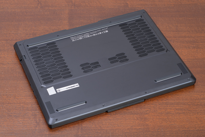 底面のトリプルファンで吸気し、背面から効率よく排熱する