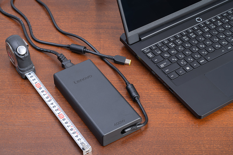 400W出力という強力なACアダプタによってCPU/GPUのパワーを余すことなく発揮できるようになっている