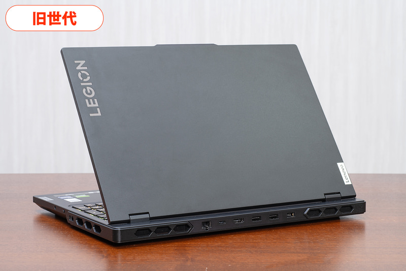 Legion Pro 7i Gen 9の背面。背面と両側面から排気する構造だ。もちろん冷却力としては問題ないが、熱が両側面にも広がってしまい、動作音も前面側に漏れやすい
