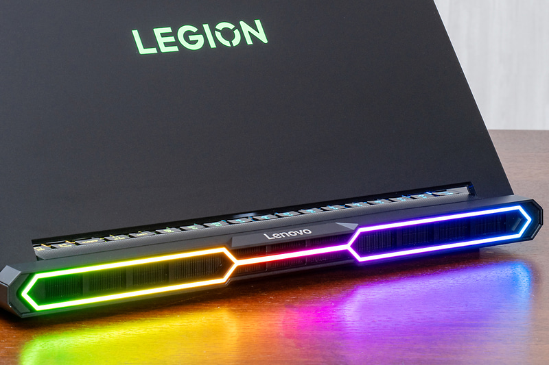 底面のトリプルファンで吸気し、背面から効率よく排熱する