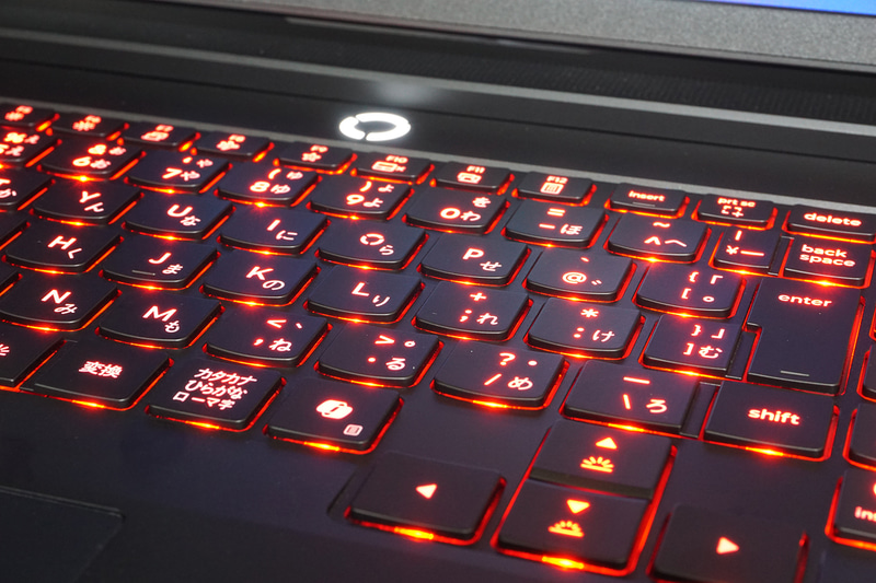 ゲーミングノートらしくイルミネーション機能を備えており、さまざまな配色を設定可能
