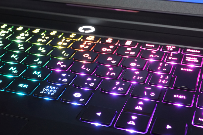 ゲーミングノートらしくイルミネーション機能を備えており、さまざまな配色を設定可能