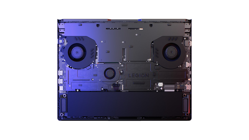 これは<a href="https://www.lenovo.com/jp/ja/p/laptops/legion-laptops/legion-7-series/legion-pro-7i-gen-10-16-inch-intel/len101g0039" class="nc" data-ipc-count="main-content-link" target="_blank">Legion Pro 7i Gen 10</a>の冷却システム。底面ファンの風でヒートシンクを冷却しつつ、背面側へと吐き出す。風が背面から出るので耳障りになりにくい